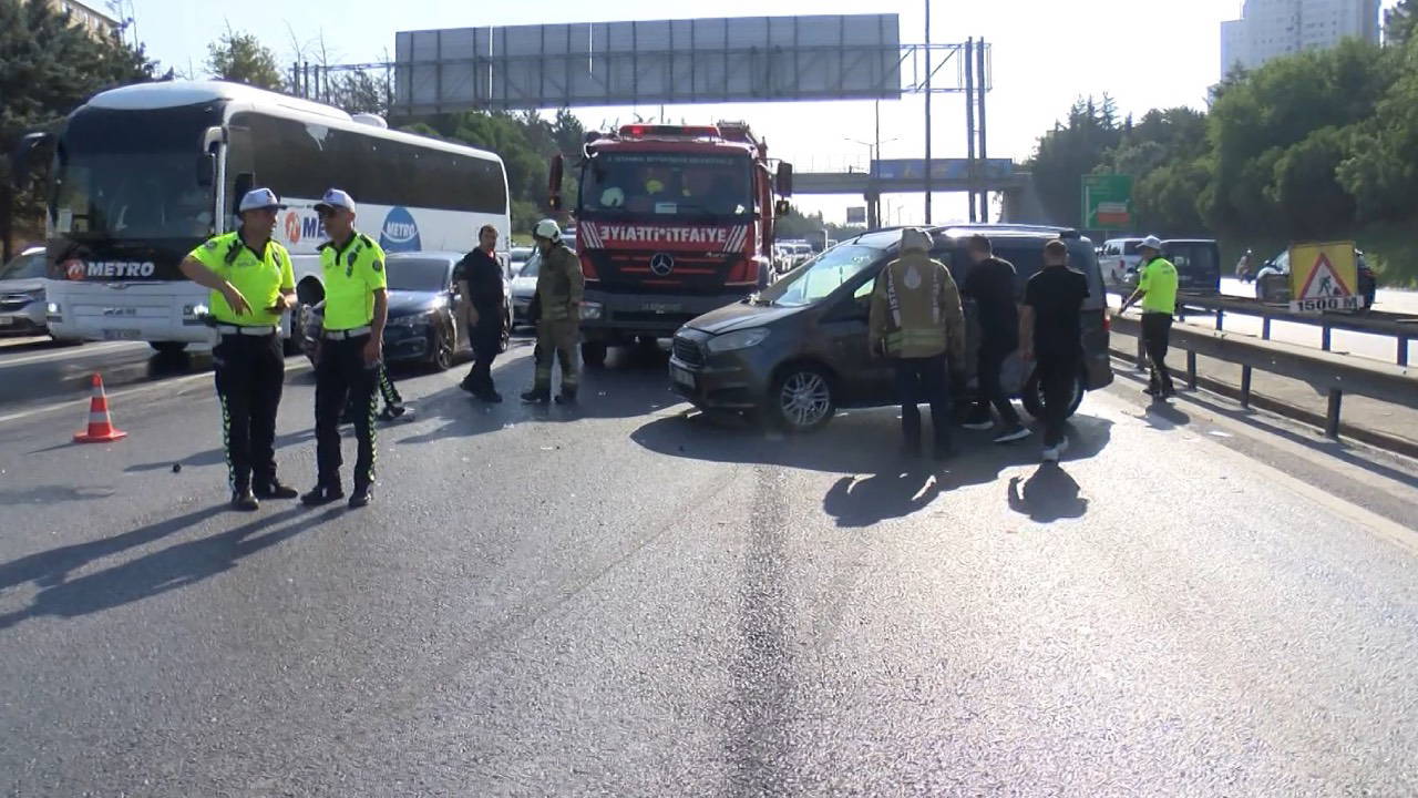 TEM Otoyolu’nda feci kaza: 10 araç birbirine girdi!